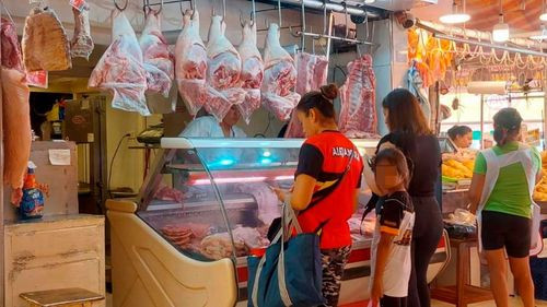 Baja la demanda de pollo y cerdo en mercados de Santa Cruz y La Paz