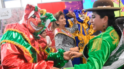 Prohíben disfraz de arlequín en Carnaval paceño y ratifican al Pepino como símbolo