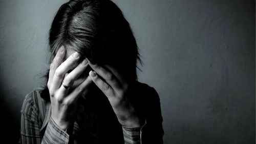 Mujer de 26 años es atacada dentro de un trufi y le cortan el rostro