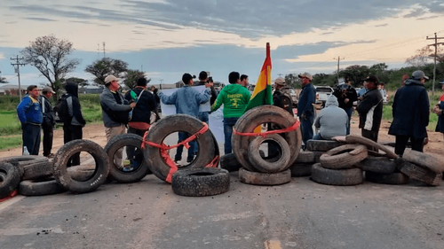 Productores bloquean rutas clave en Santa Cruz contra el Decreto 5676