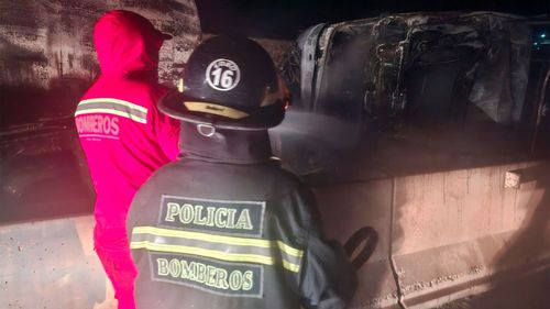 Incendio de cisterna moviliza a bomberos en Calamarca 