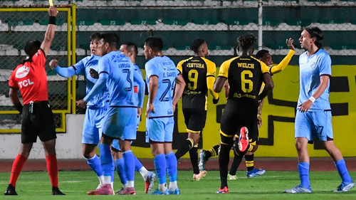  The Strongest y Bolívar empatan 2-2 en el clásico paceño por el torneo de verano