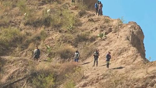 Tensión en Huajchilla: Bloqueadores atacan con dinamita desde los cerros para frenar el avance policial