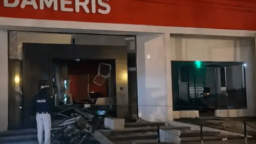 Comando armado detona explosivos y asalta banco en zona fronteriza de Paraguay