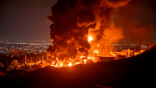Israel bombardea depósitos de combustible en Irán y provoca voraz incendio