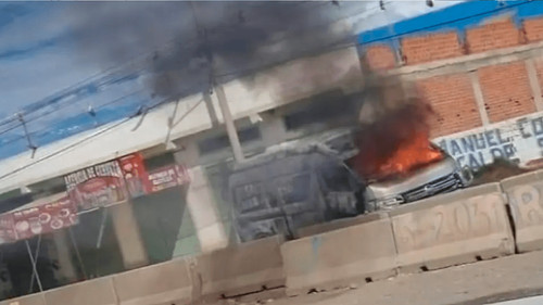  Minibús es incendiado por manifestantes en El Alto tras retomar bloqueos en la ruta La Paz – Oruro