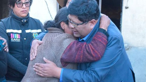 Alcalde entrega ayuda a familia afectada por un incendio en El Alto