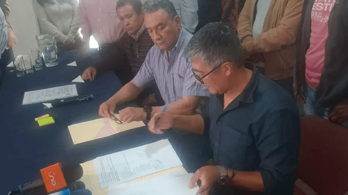  Cooperativistas del transporte pesado de Cochabamba firman acuerdo con el Gobierno y suspenden bloqueos