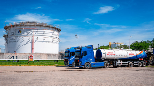 Imagen de YPFB bate récord en despacho de gasolina y programa 4 millones de litros para Santa Cruz 