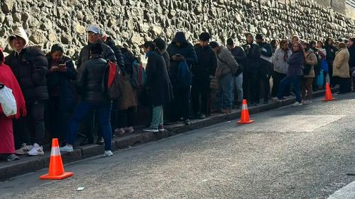 Imagen de  Familias hacen fila por pollo en La Paz mientras precios alcanzan Bs 32 el kilo