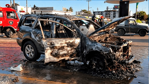 Vagoneta queda reducida a chatarra tras incendiarse en el Cristo Redentor