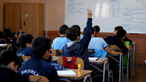  Este lunes comienzan las clases “sin celulares”; Rodrigo Paz inaugurará la gestión escolar en Copacabana