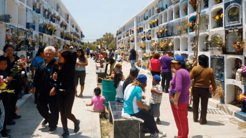 Familias aprovechan el feriado para visitar cementerios en Todos Santos