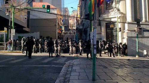 Entre el diálogo y el estruendo: Gobierno y mineros se reúnen mientras arrecian los choques en el centro paceño