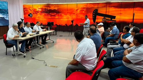  Gobierno con transportistas alcanzan un acuerdo en beneficio del sector del país