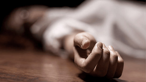 Una mujer muere en su casa, su pareja está herida y la policía busca a un tercer implicado