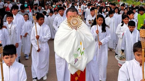 Fieles católicos se alistan con fervor para festejar Corpus Christi en Bolivia