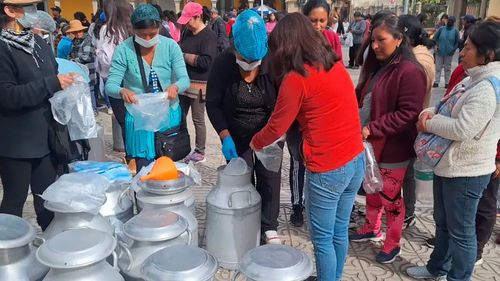 Imagen de  Lecheros de Cochabamba ofrecen leche a precio justo en Plaza 14 de Septiembre