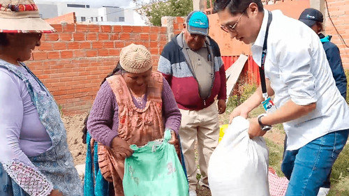 Adultos mayores desarrollan huertos comunitarios en proyecto piloto de terapia ocupacional en El Alto