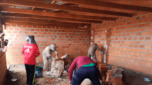 Inician obra fina en dos aulas de la U.E. Copacabana del Sur y vacían acera en el Colegio América
