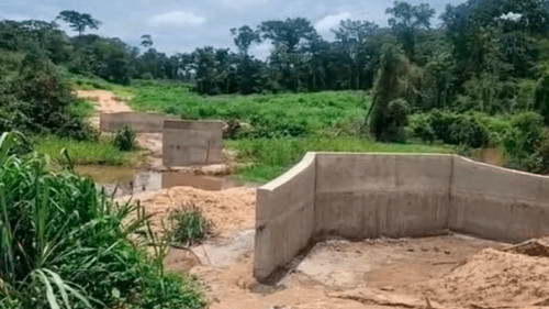 Avasalladores construyen un puente ilegal sobre el río Negro pese a la resistencia indígena en Urubichá