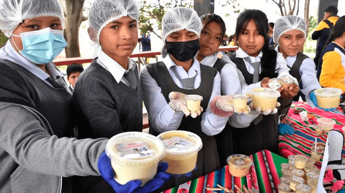 Cuando la tradición familiar impulsa la ciencia: estudiantes desarrollan derivados lácteos en clases