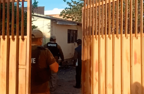 Allanan una vivienda y hallan vehículos robados desmantelados en Valle Hermoso, Cochabamba