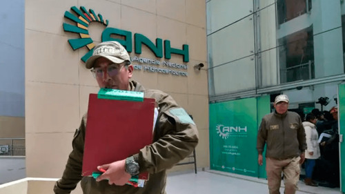 Allanan oficinas de la ANH en La Paz por investigación del desvío de 14 cisternas de diésel