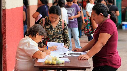 Registran más de 40 denuncias por cobros indebidos en inscripciones escolares en Santa Cruz