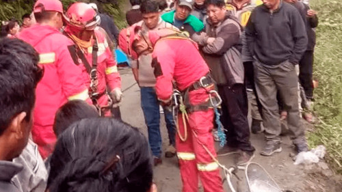 Tragedia en los Yungas: ocho muertos y seis heridos tras caída de minibús al río