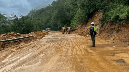 Lluvias y deslizamientos paralizan la carretera antigua Santa Cruz–Cochabamba