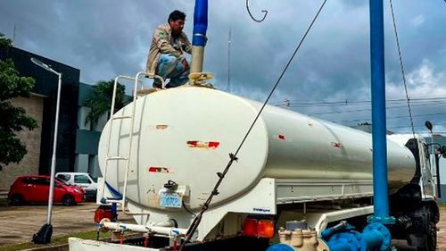 ABT distribuye agua potable a municipios afectados por riadas en Santa Cruz