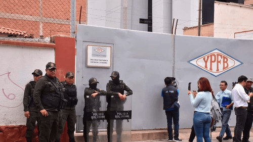 Fiscalía y Policía intervienen oficinas de YPFB en Cochabamba por denuncia de cobros irregulares