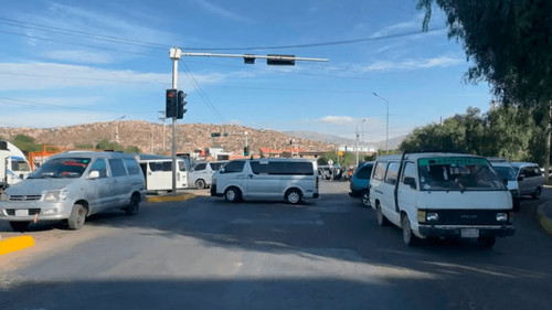 Conflicto en El Abra: bloqueo, vehículos dañados y un herido por disputa de rutas