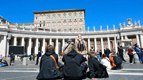 Vaticano informa que el papa Francisco muestra mejoría tras su doble neumonía