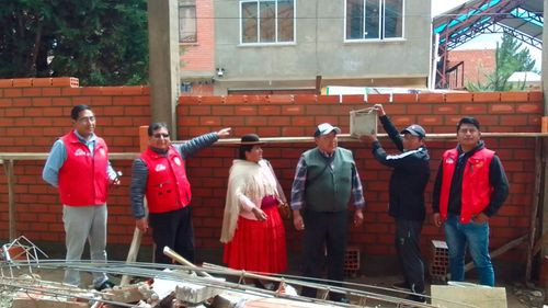 Colegio Candelaria recibe de la Alcaldía Alteña ladrillos y cemento para reconstruir un muro colapsado