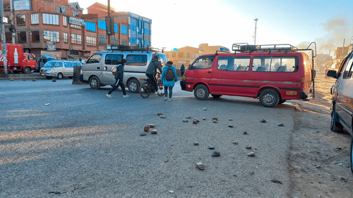 Paro nacional: Choferes bloquean 27 puntos en El Alto y 17 en La Paz