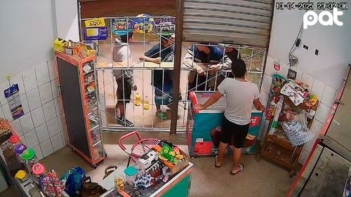 Joven acuchillado por cinco delincuentes en tienda de barrio
