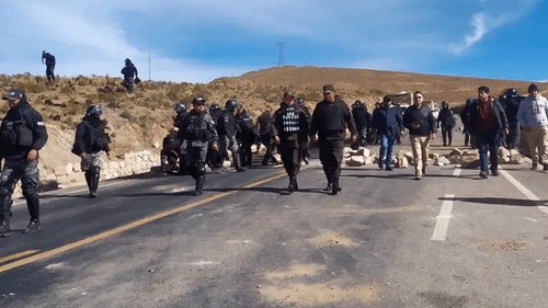 Policía despeja la vía entre Llallagua y Potosí tras jornada de violencia