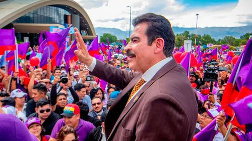 Manfred Reyes Villa viaja a Argentina invitado por el gobierno de Milei