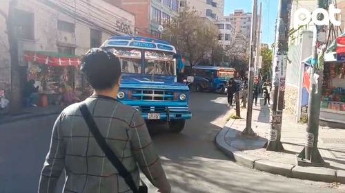 Paro indefinido en La Paz genera bloqueos y largas filas en teleféricos