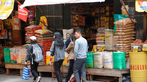 Escasez de aceite genera largas filas y aumentos de precios en mercados