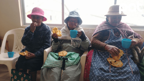 Terapia ocupacional navideña fortalece ánimo de adultas mayores