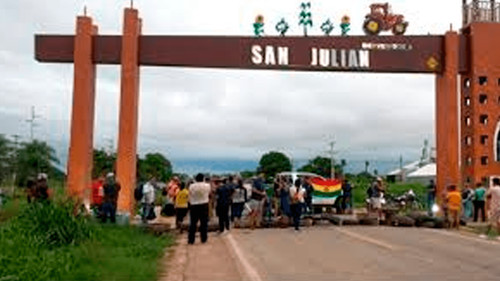 Productores interculturales bloquean la ruta Santa Cruz-Beni