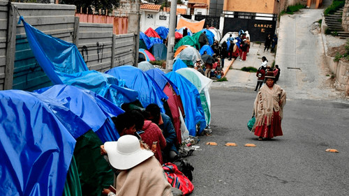 Por convocatoria de servicio militar, jóvenes acampan en carpas