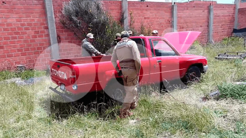 Hallan dos vehículos robados y autopartes en un garaje en El Alto 