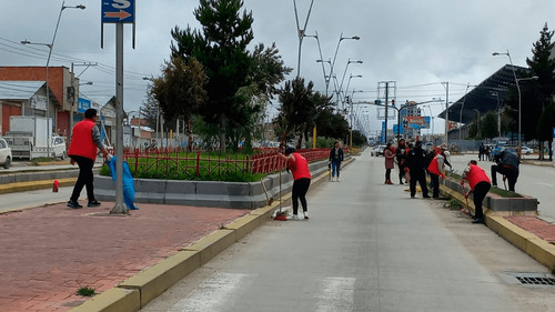 Alcaldía de El Alto limpia y embellece la Av. Ladislao Cabrera y otras vías