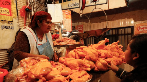 El precio del pollo en La Paz sube por contrabando a Perú