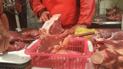 Viceministerio realiza operativo en matadero de El Alto ante alza de la carne