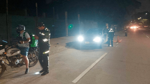 Delincuentes asaltan tres joyerías en la calle Charcas y huyen disparando al aire